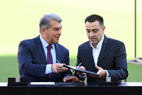 لابورتا يكذب تشافي بشأن فشل صفقة برشلونة وميسي